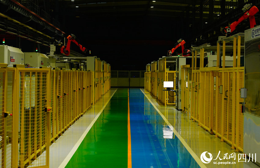 藏在一排排柜子里的智能加工机械昼夜一向地运行。。。。。。。人民网记者 王波摄